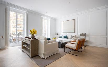 Living room of Flat for sale in  Madrid Capital  with Air Conditioner, Heating and Parquet flooring