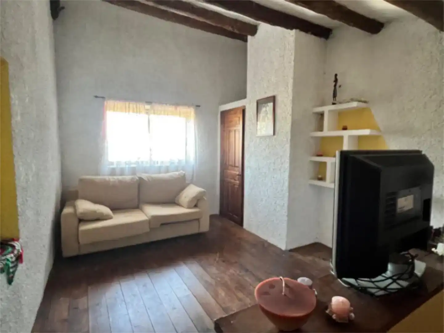Sala d'estar de Casa adosada en venda en Belmonte de San José amb Parquet, Traster i Moblat