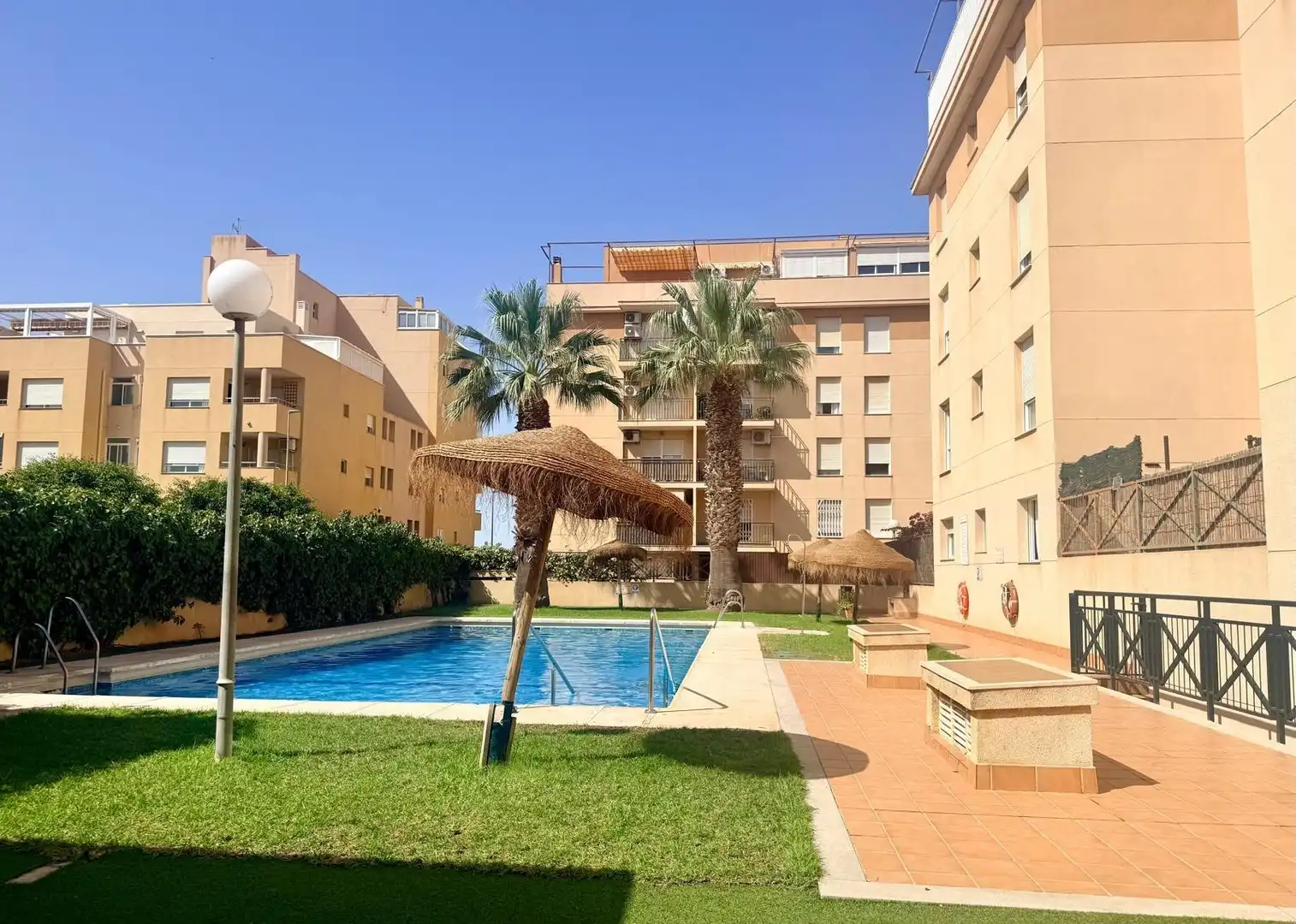 Piscina de Piso en venta en Roquetas de Mar con Terraza, Amueblado y Piscina comunitaria