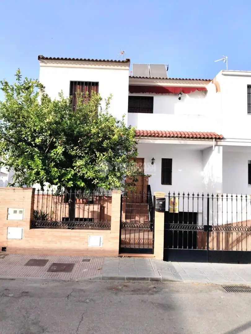 Vista exterior de Casa adosada en venda en Coria del Río