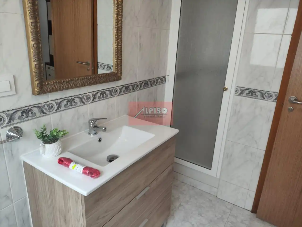 Bany de Apartament de lloguer en Ourense Capital  amb Calefacció i Moblat