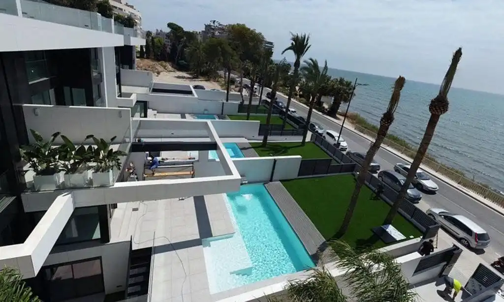 Schwimmbecken von Einfamilien-Reihenhaus zum Verkauf in El Campello mit Privatgarten, Terrasse und Abstellraum