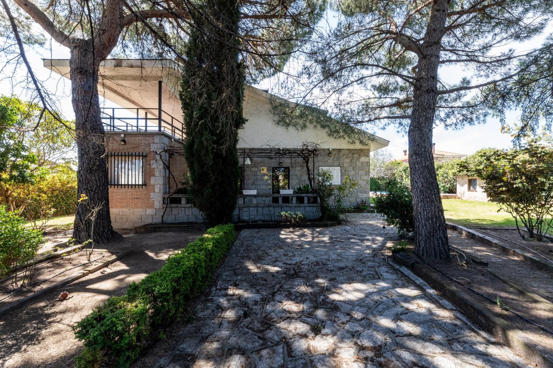 Vista exterior de Casa o xalet en venda en Galapagar amb Calefacció, Jardí privat i Terrassa