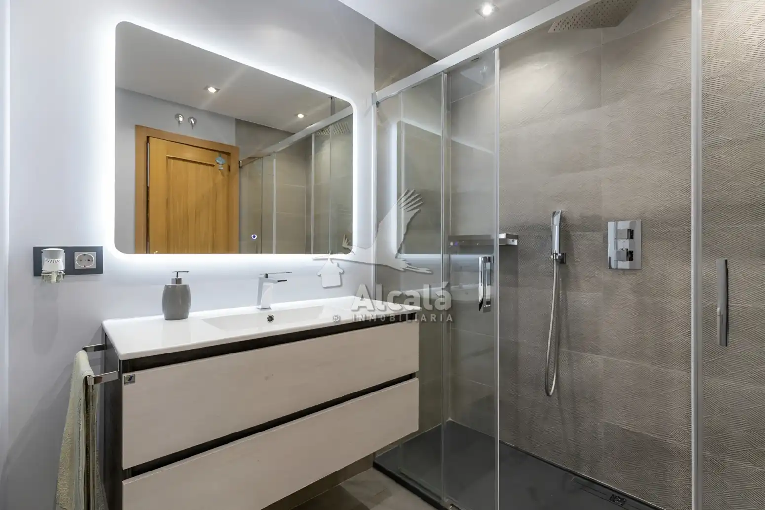 Bathroom of Houses for sale in Alcalá de Henares  with Air Conditioner, Heating and Parquet flooring