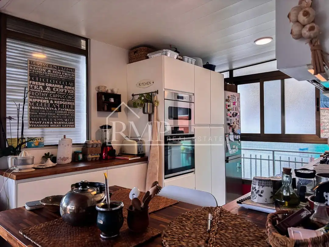 Küche von Dachboden zum Verkauf in Barcelona mit Heizung, Terrasse und Abstellraum