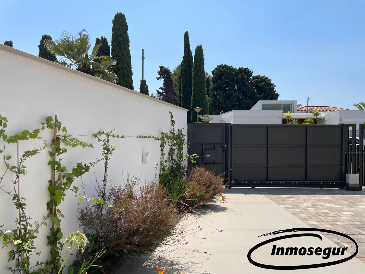 Vista exterior de Casa adosada en venda en Cambrils amb Aire condicionat, Calefacció i Jardí privat