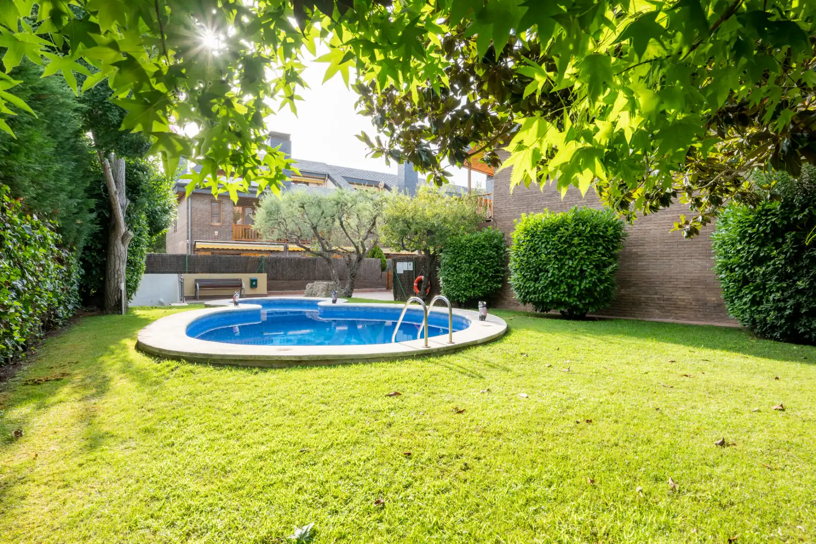 Piscina de Casa adosada en venda en Sant Cugat del Vallès amb Calefacció, Jardí privat i Parquet