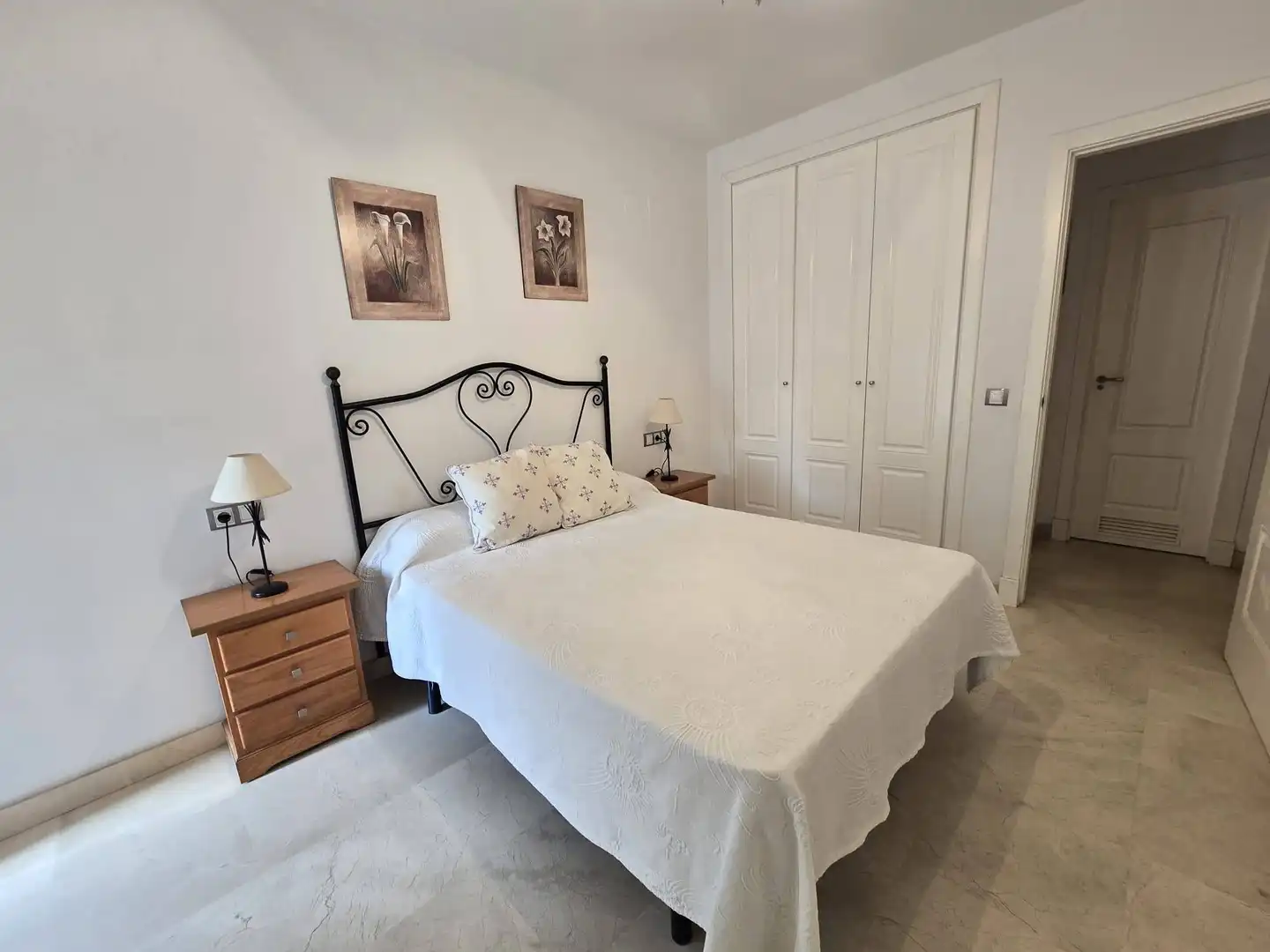 Schlafzimmer von Erdgeschoss zum Verkauf in Manilva mit Klimaanlage, Terrasse und Möbliert