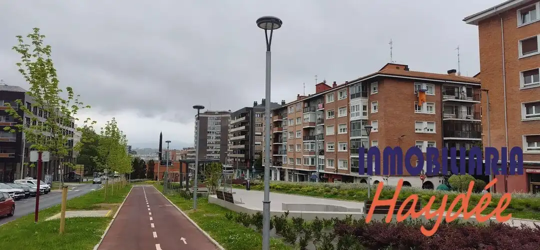 Vista exterior de Local en venta en Leioa