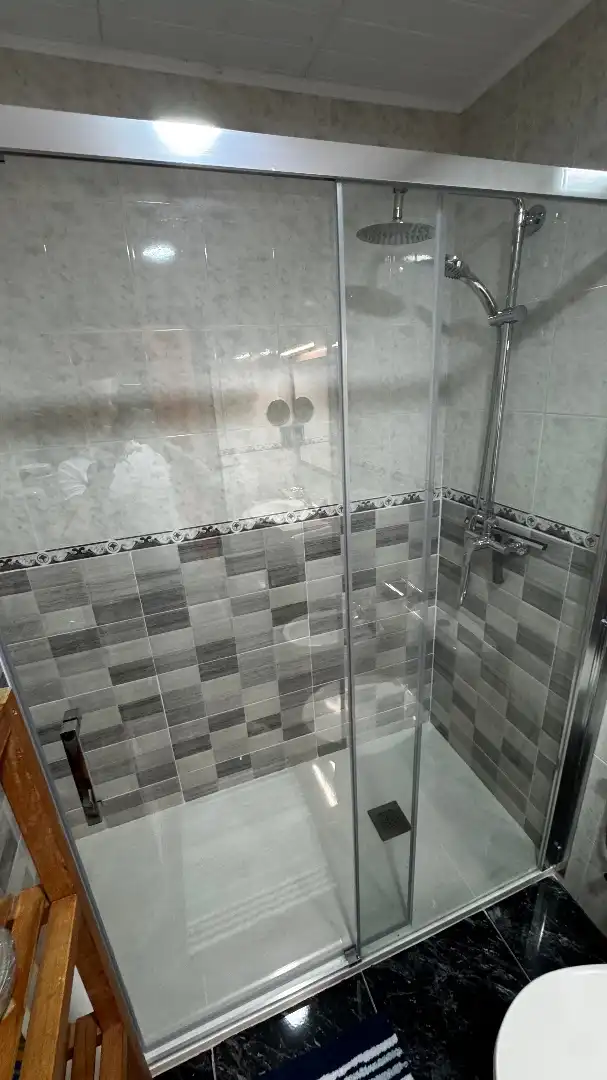 Badezimmer von Wohnung zum Verkauf in Roda de Berà mit Klimaanlage, Heizung und Parkett