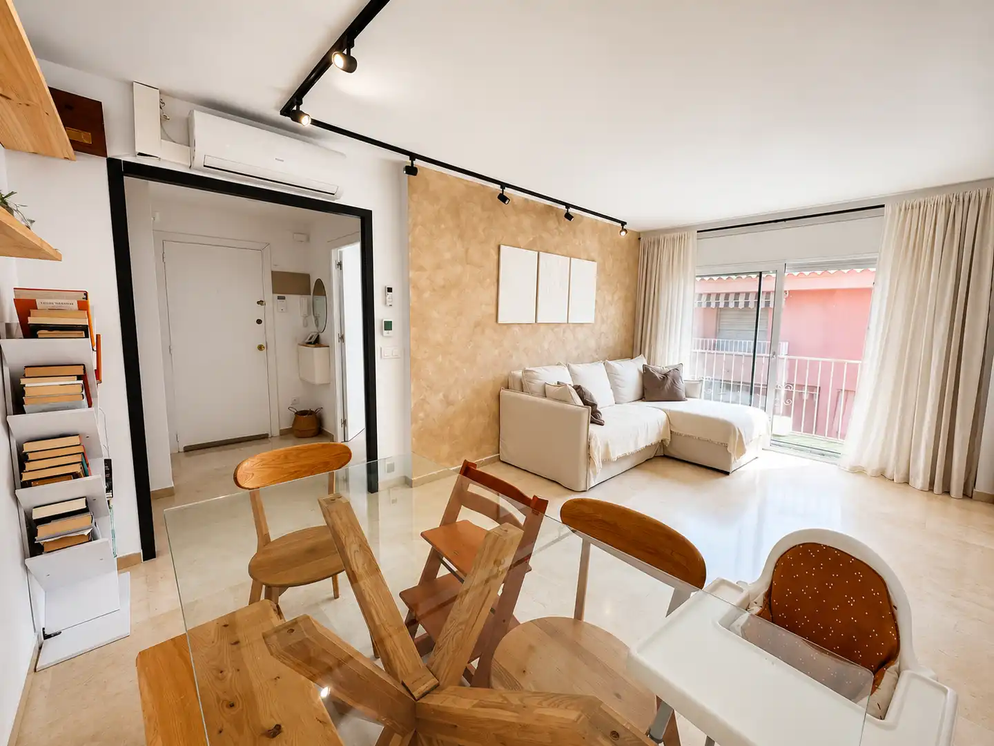 Sala de estar de Ático en venta en Castell d'Aro, Platja d'Aro i s'Agaró con Calefacción, Terraza y Amueblado