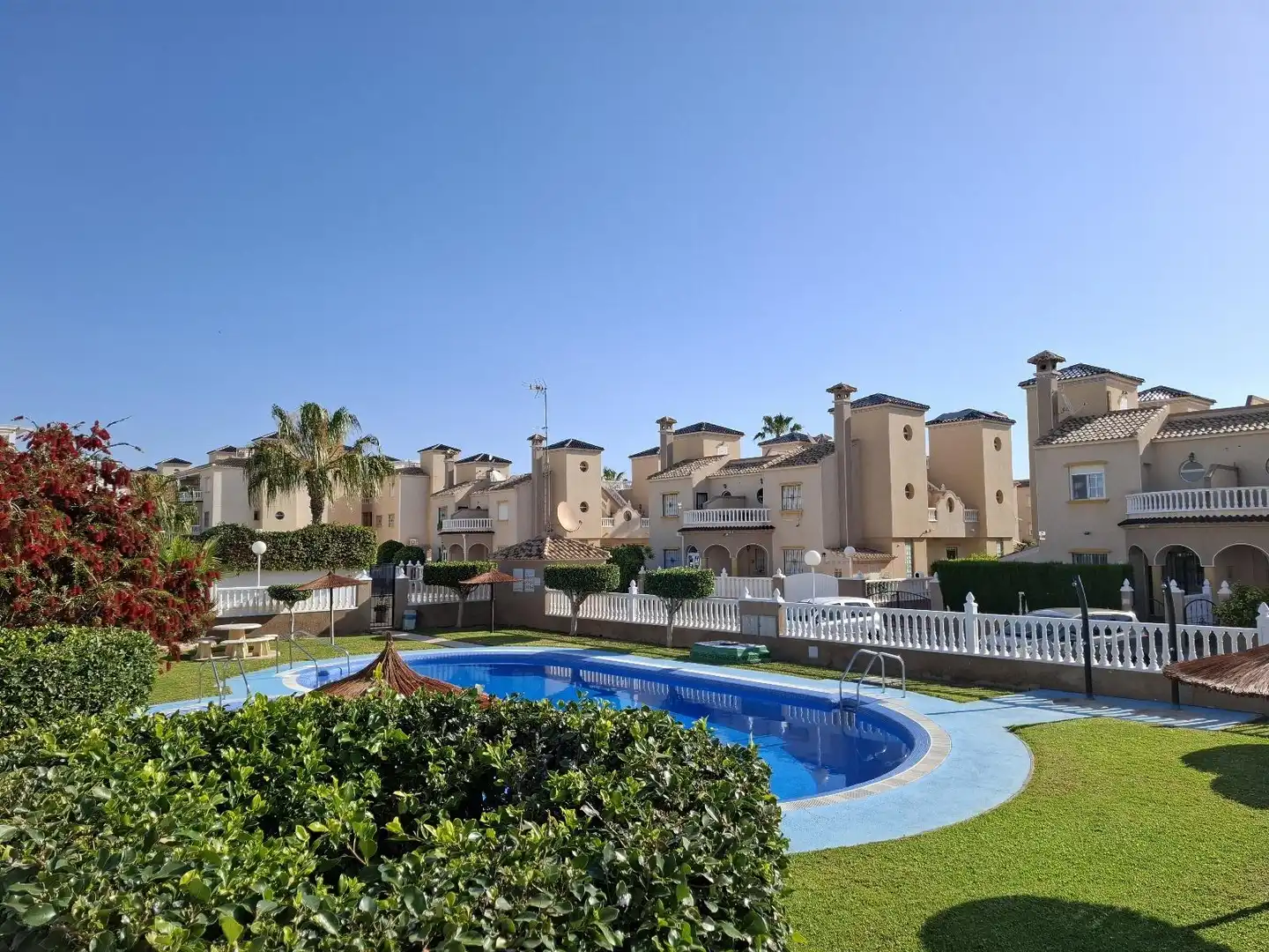 Casa aparellada amb terrassa en venda a Calle Calle Cabo de Gata, imagen 3