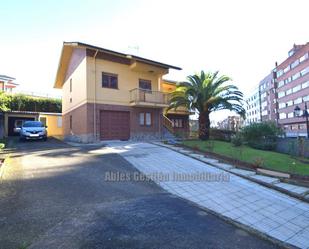 Vista exterior de Casa o xalet en venda en Oviedo  amb Calefacció, Parquet i Terrassa
