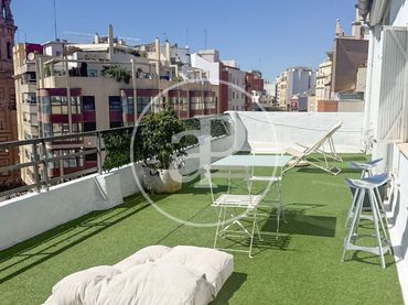 Ático con balcón en venta en L'Eixample