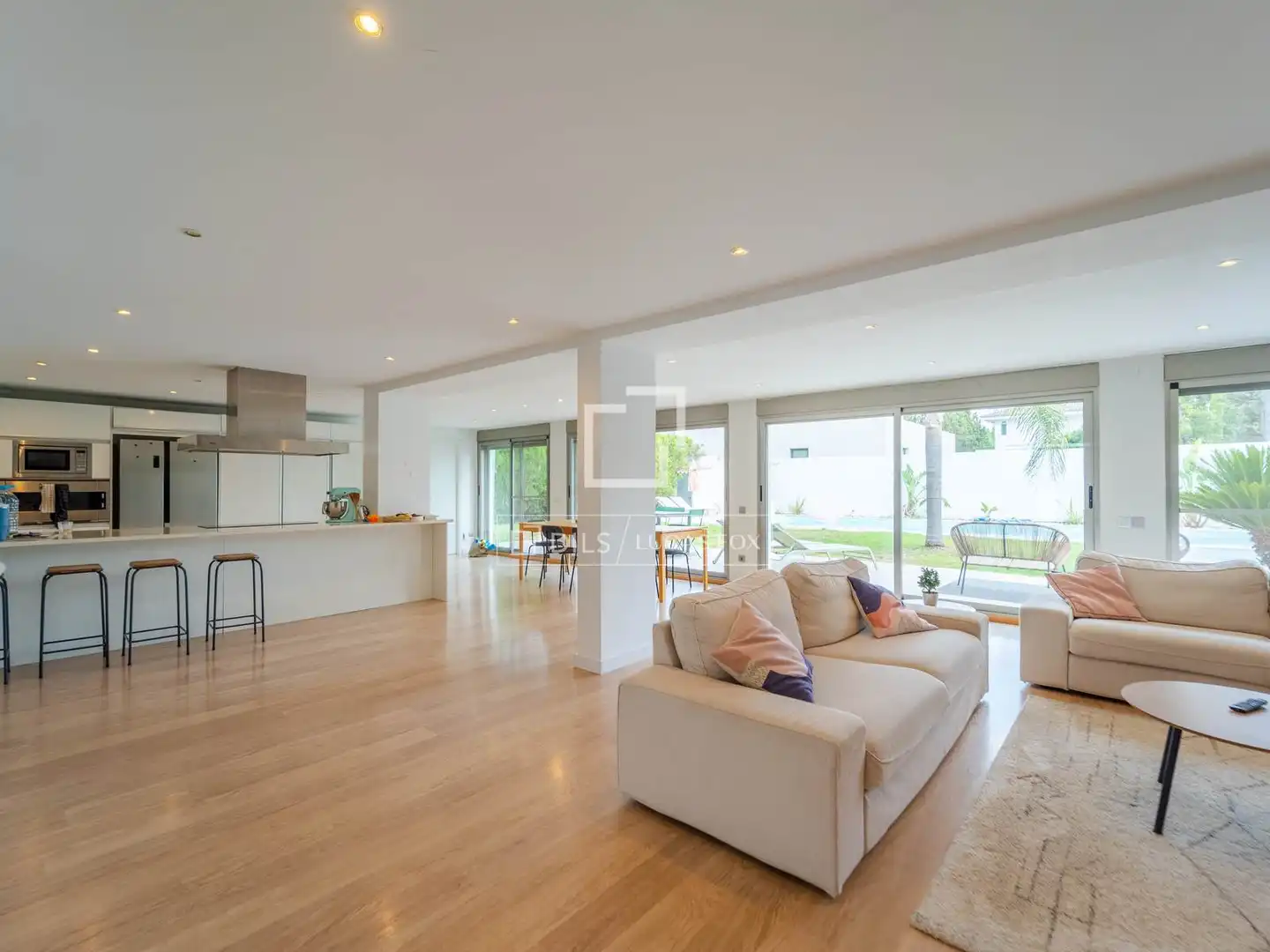 Vista exterior de Casa o xalet en venda en L'Eliana amb Aire condicionat, Jardí privat i Traster