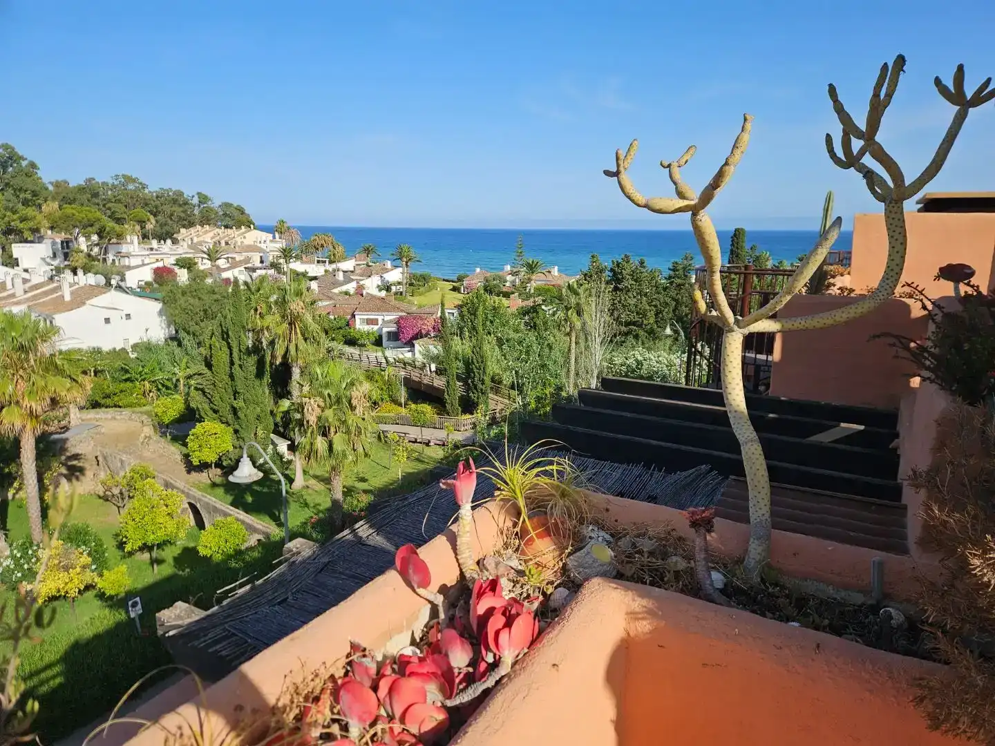 Vista exterior de Pis en venda en Estepona amb Aire condicionat, Calefacció i Jardí privat