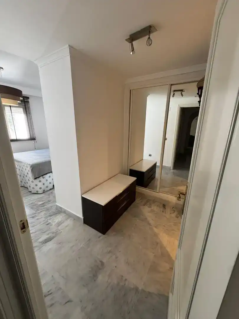 Schlafzimmer von Wohnungen zur Miete in Marbella mit Klimaanlage, Schwimmbad und Balkon