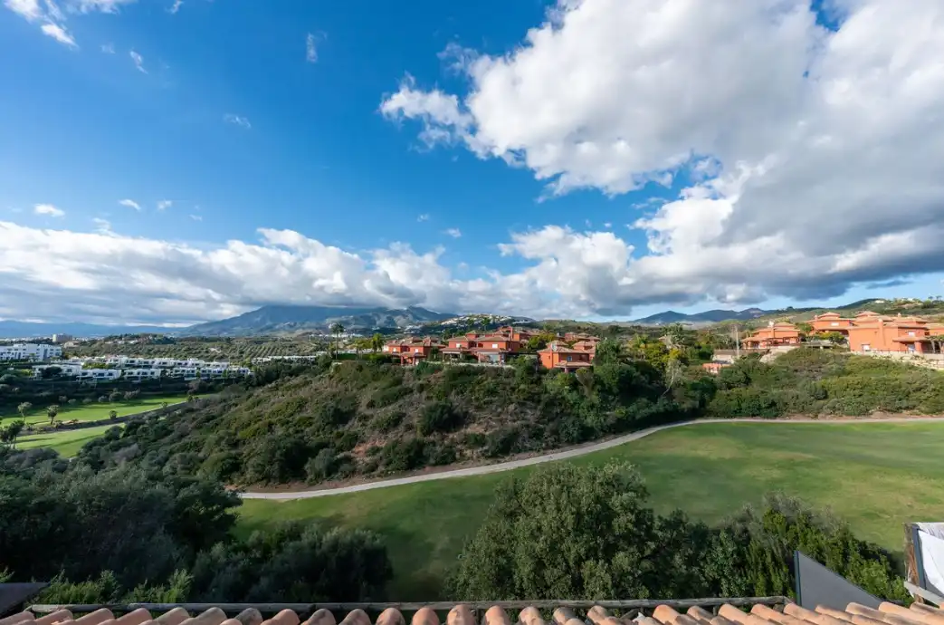 Vista exterior de Casa adosada en venda en Marbella amb Aire condicionat, Jardí privat i Terrassa