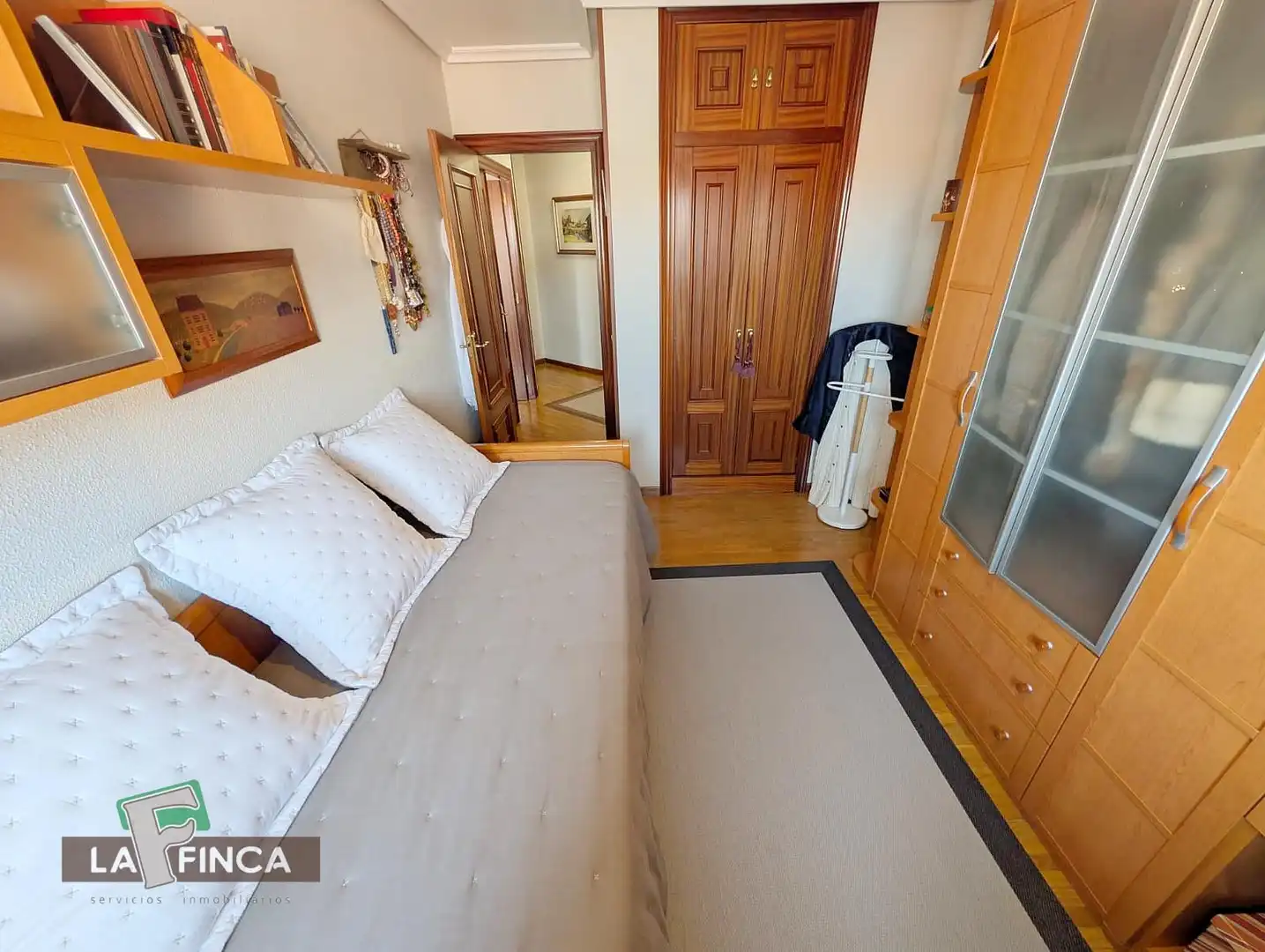 Dormitori de Pis en venda en Oviedo  amb Calefacció, Parquet i Traster