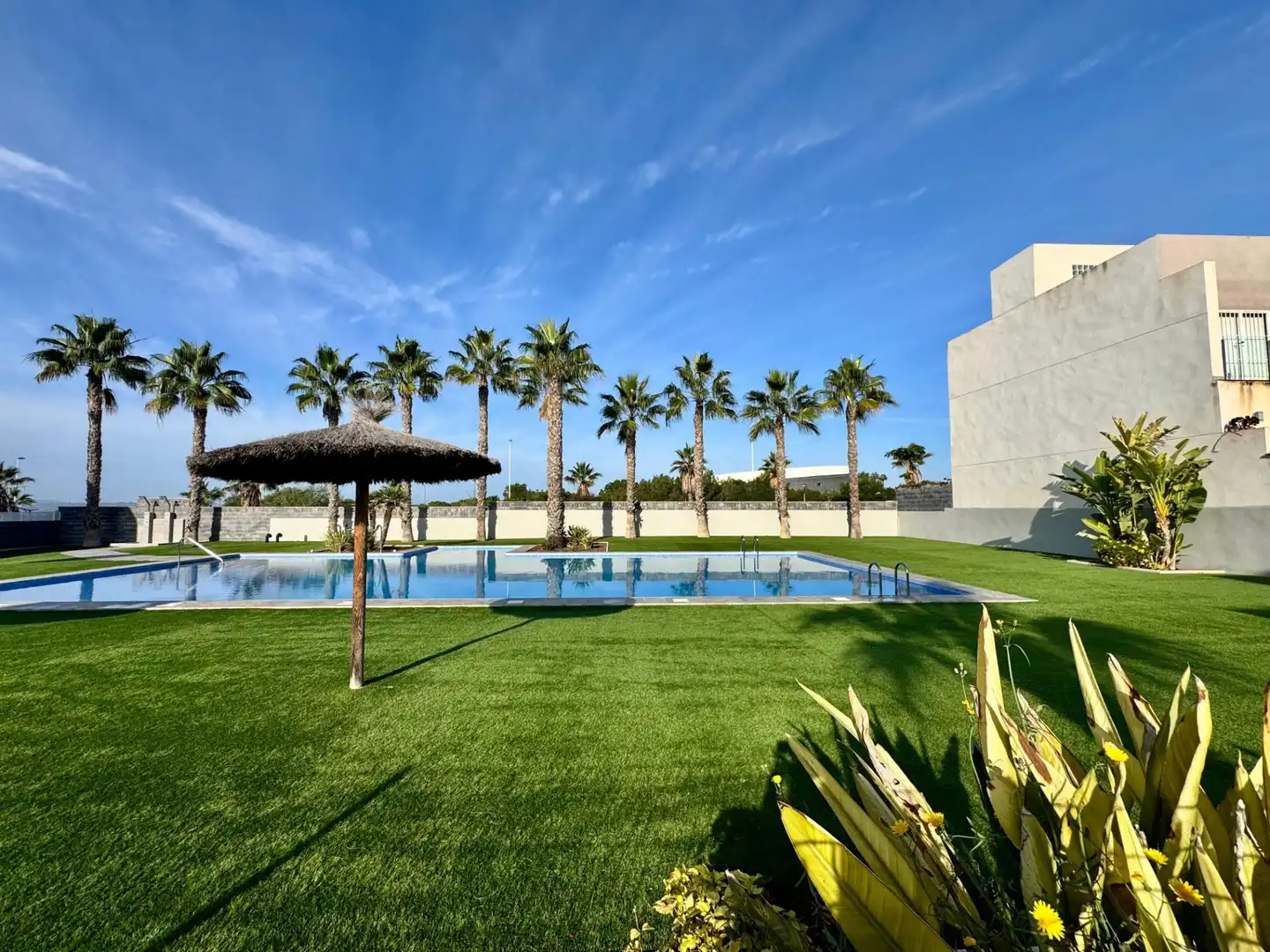 Piscina de Casa adosada en venta en Torrevieja con Jardín privado, Terraza y Balcón