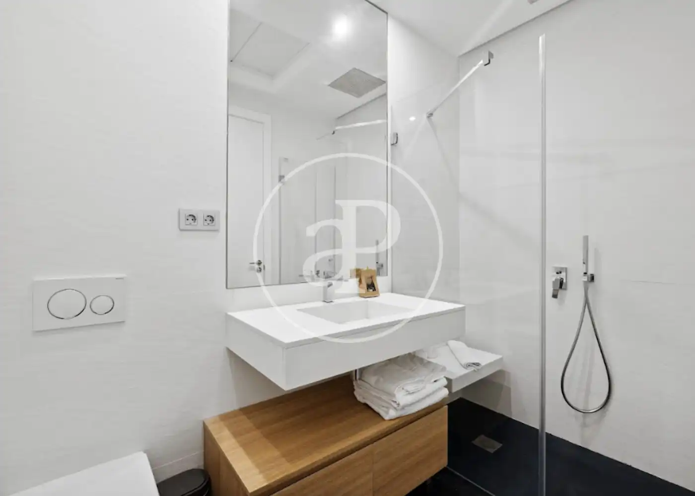 Bathroom of Flat for rent in Madrid  with Air Conditioner, Heating and Furnished