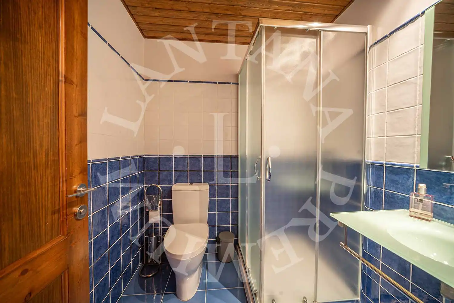 Badezimmer von Einfamilien-Reihenhaus zum Verkauf in Vielha e Mijaran mit Heizung, Privatgarten und Parkett