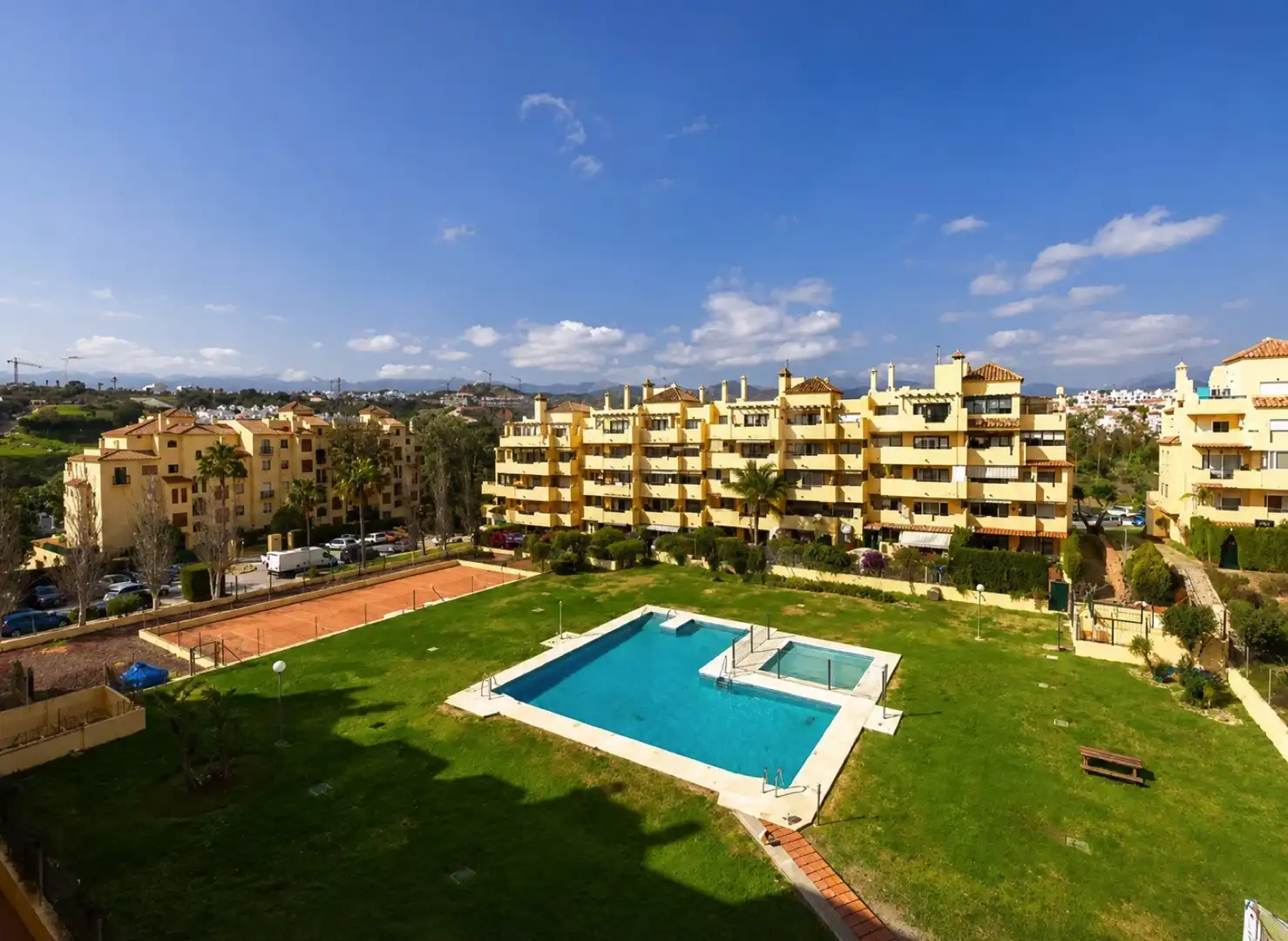 Vista exterior de Àtic en venda en Estepona amb Aire condicionat, Terrassa i Piscina