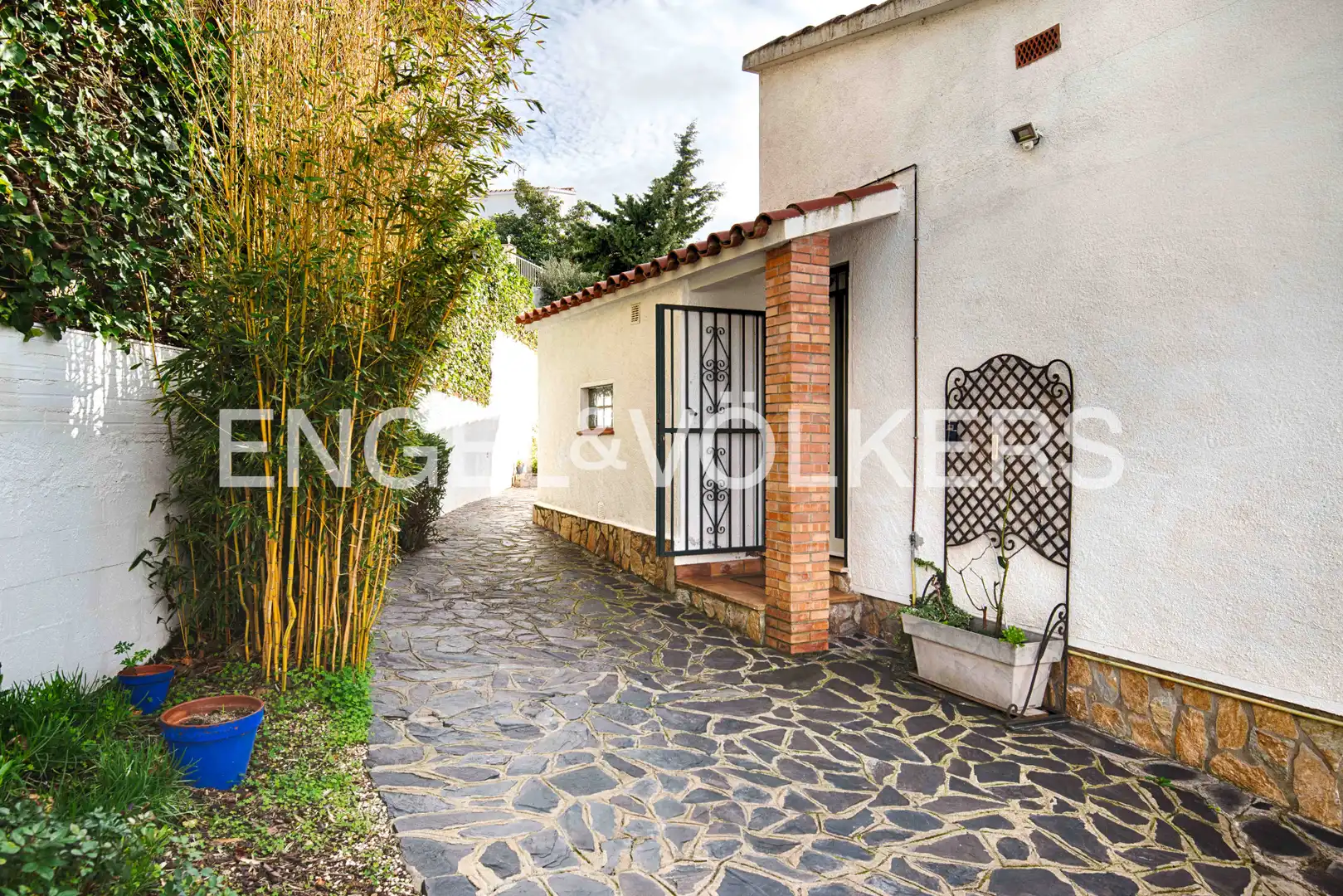 Vista exterior de Casa o xalet en venda en Roses amb Calefacció, Jardí privat i Terrassa