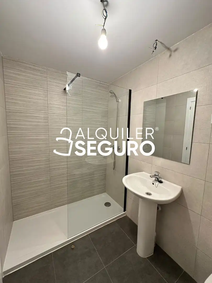 Bathroom of Flat for rent in Madrid  with Air Conditioner, Heating and Storage room
