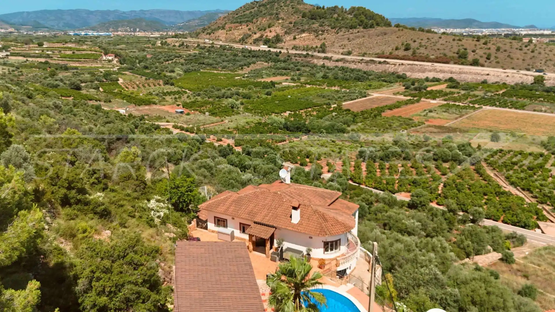 Vista exterior de Casa o xalet en venda en Oliva amb Aire condicionat, Jardí privat i Piscina