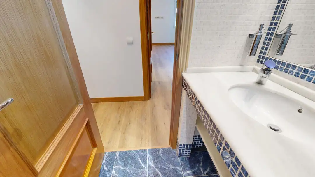Badezimmer von Wohnung zur Miete in Majadahonda mit Klimaanlage, Heizung und Privatgarten