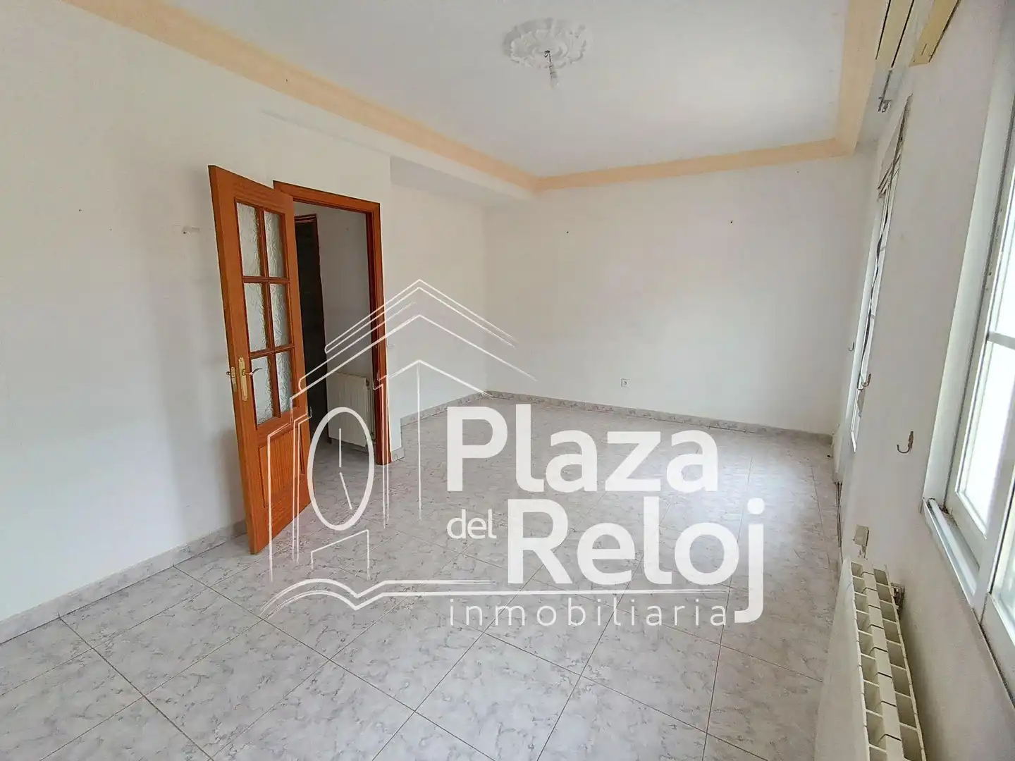 Sala d'estar de Casa adosada en venda en Navalcán amb Aire condicionat, Terrassa i Traster