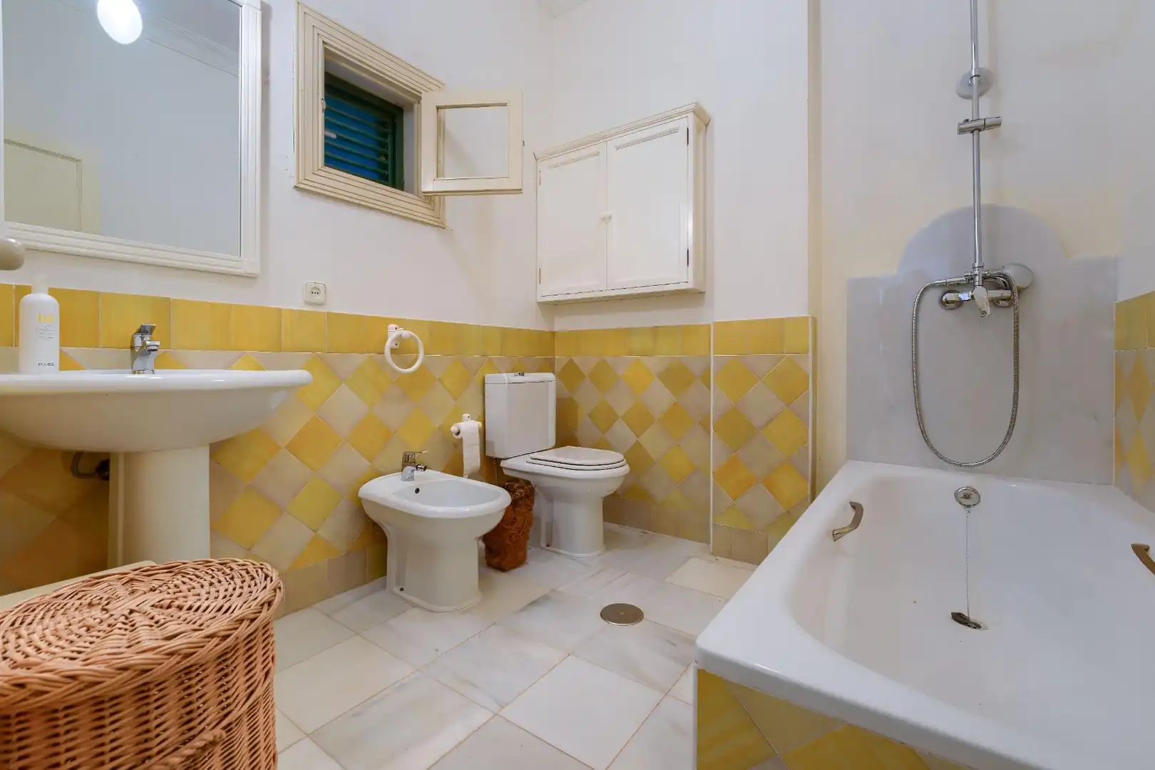 Bany de Casa o xalet en venda en Sanlúcar la Mayor amb Aire condicionat, Jardí privat i Terrassa