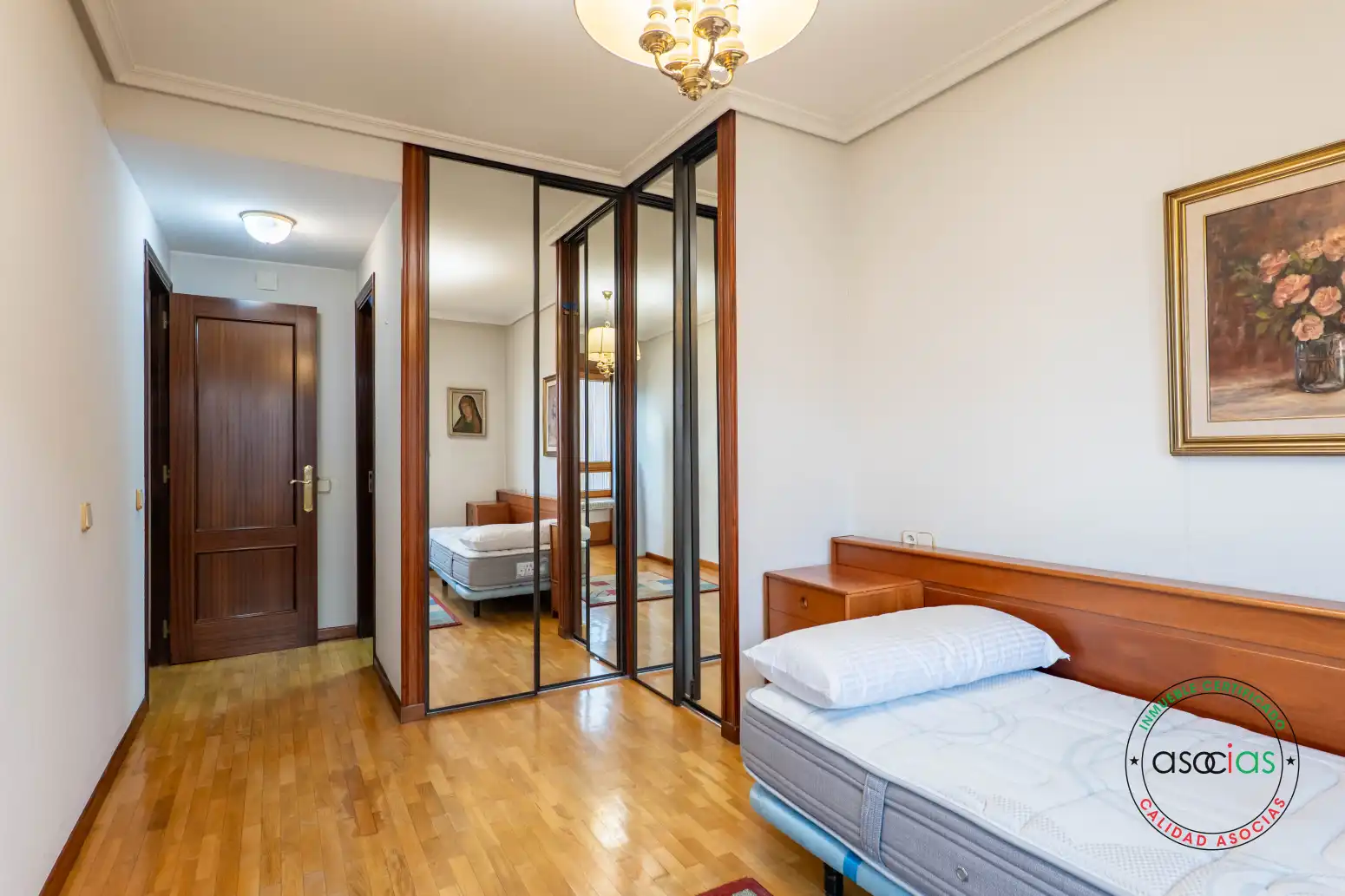 Dormitori de Pis en venda en Oviedo  amb Calefacció, Parquet i Terrassa