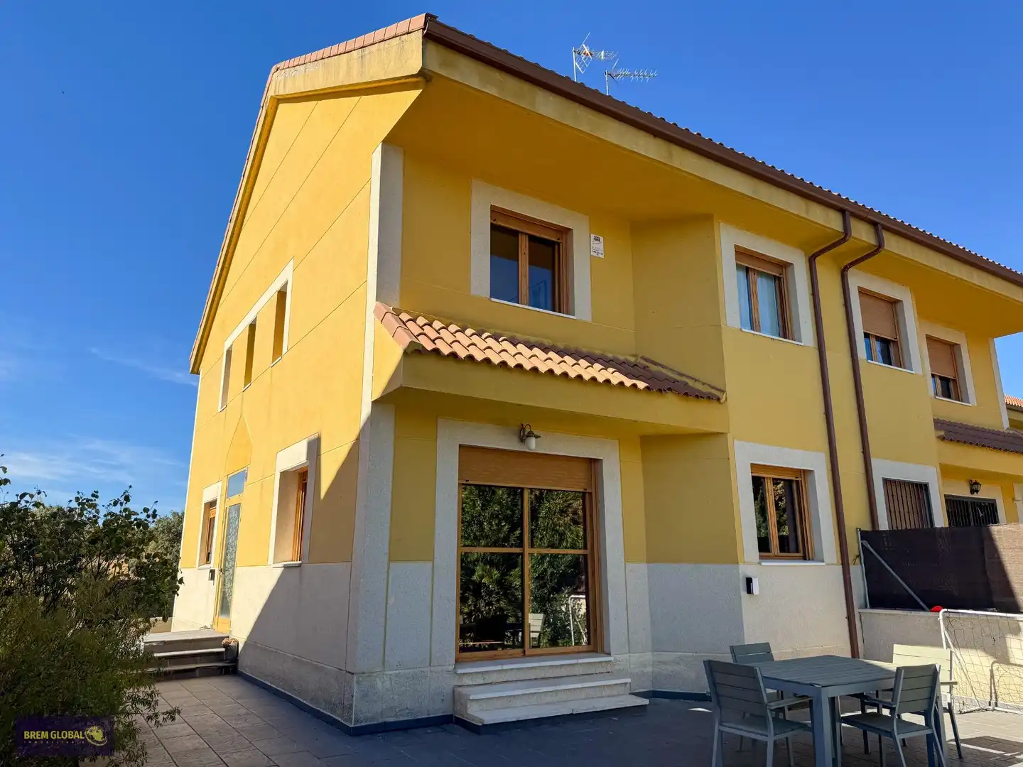 Vista exterior de Casa adosada en venta en Lozoyuela-Navas-Sieteiglesias con Calefacción, Jardín privado y Terraza