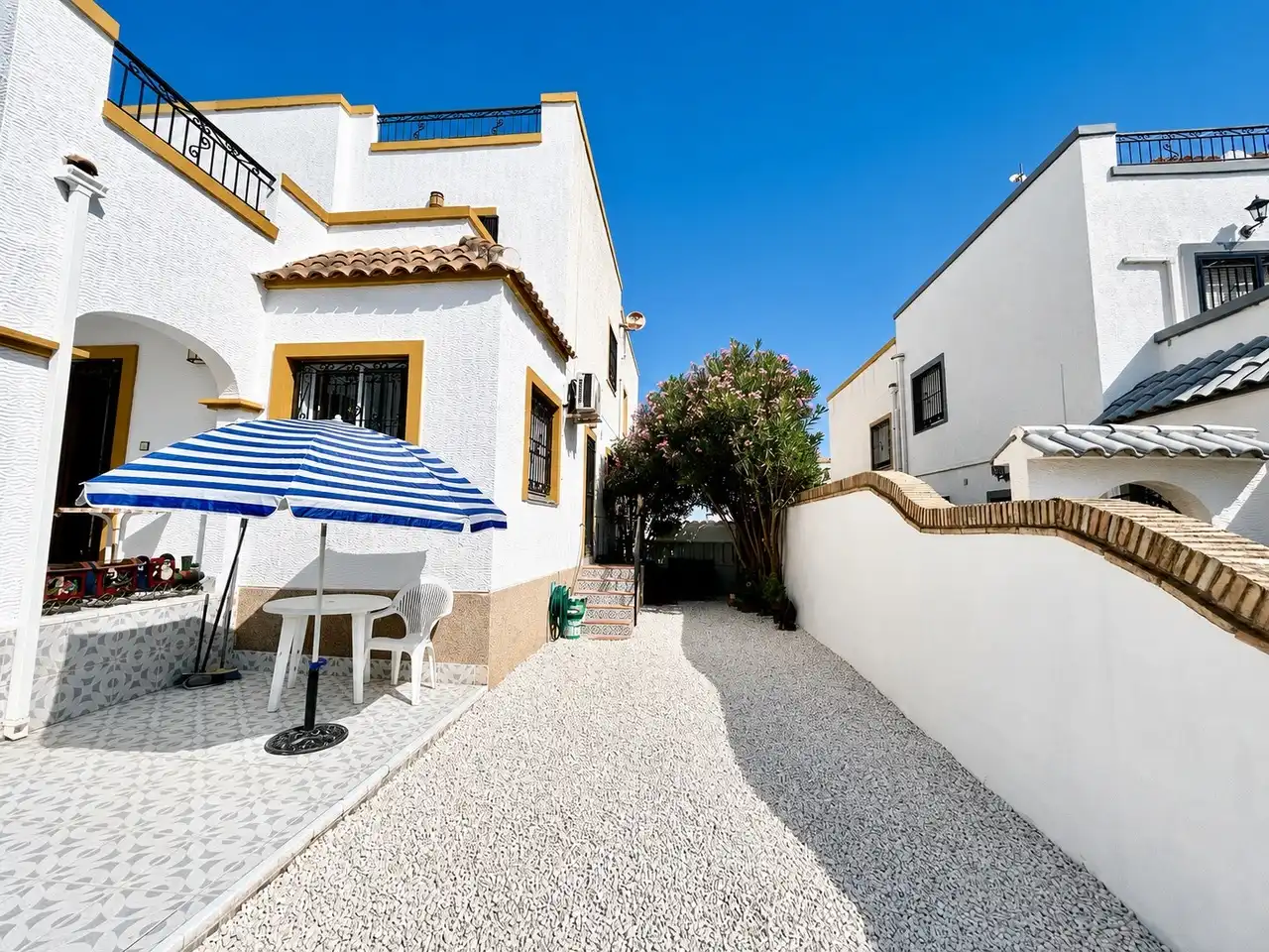 Casa aparellada amb terrassa en venda a Orihuela Costa, imagen 2