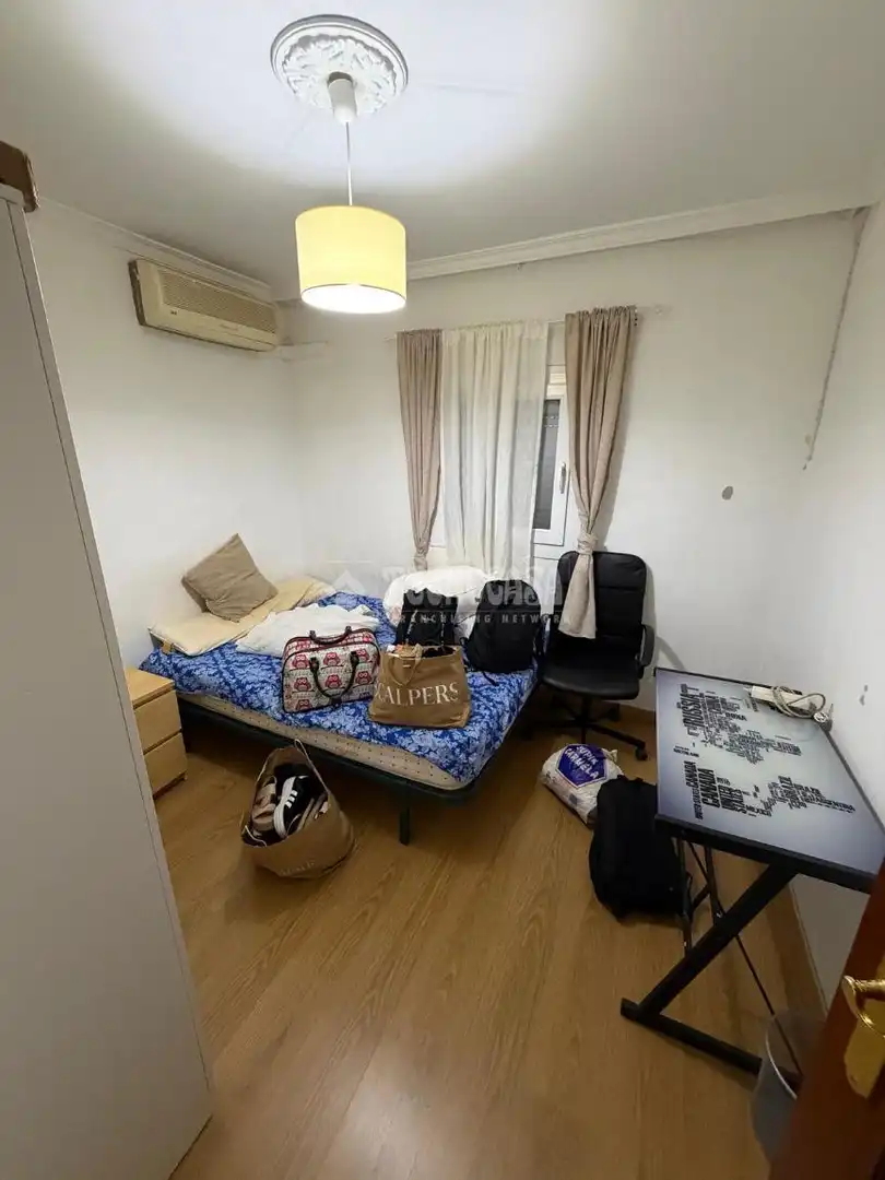 Bedroom of Flat for sale in  Sevilla Capital  with Air Conditioner