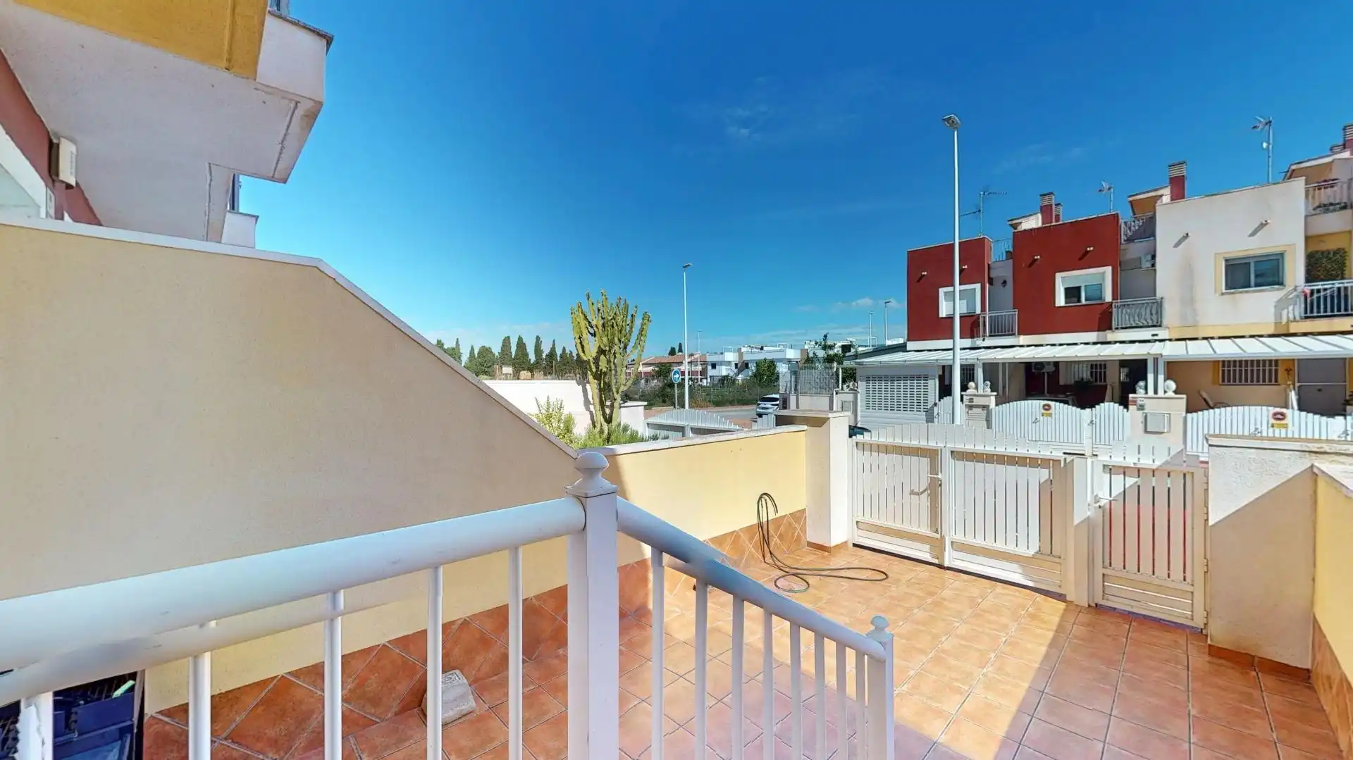 Vista exterior de Casa adosada en venda en San Pedro del Pinatar amb Aire condicionat, Terrassa i Balcó