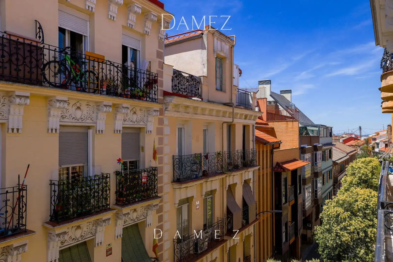 Vista exterior de Piso en venta en Madrid con Terraza y Alarma