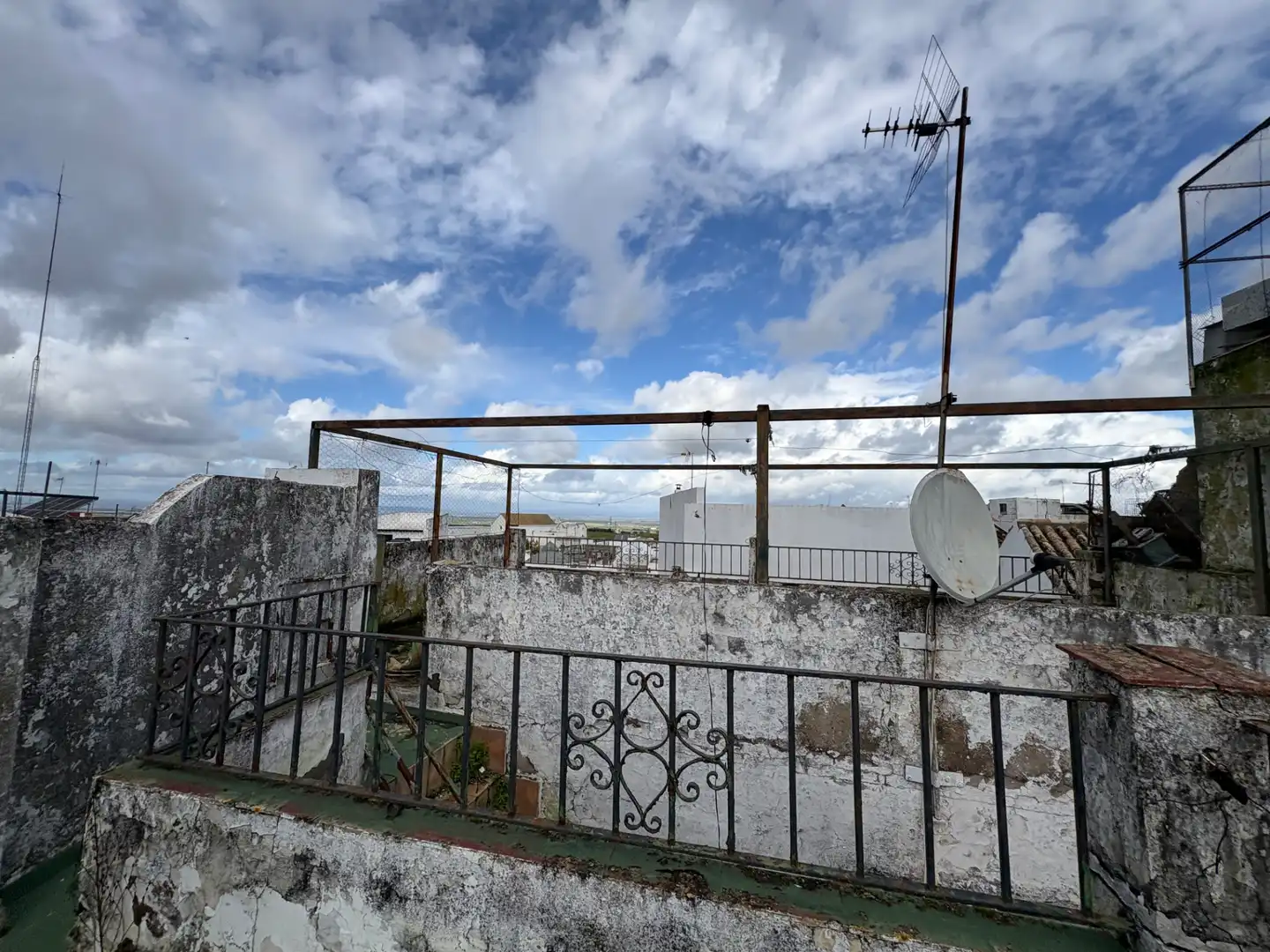 Vista exterior de Casa adosada en venta en Carmona con Terraza y Balcón