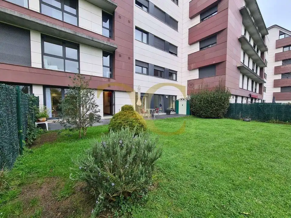 Außenansicht von Wohnung zum Verkauf in Oviedo  mit Heizung, Privatgarten und Terrasse