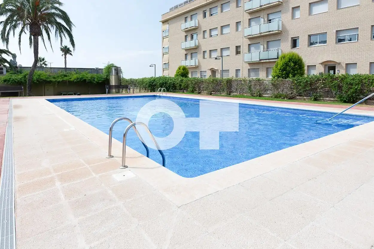 Piscina de Planta baixa en venda en Cubelles amb Aire condicionat, Calefacció i Jardí privat
