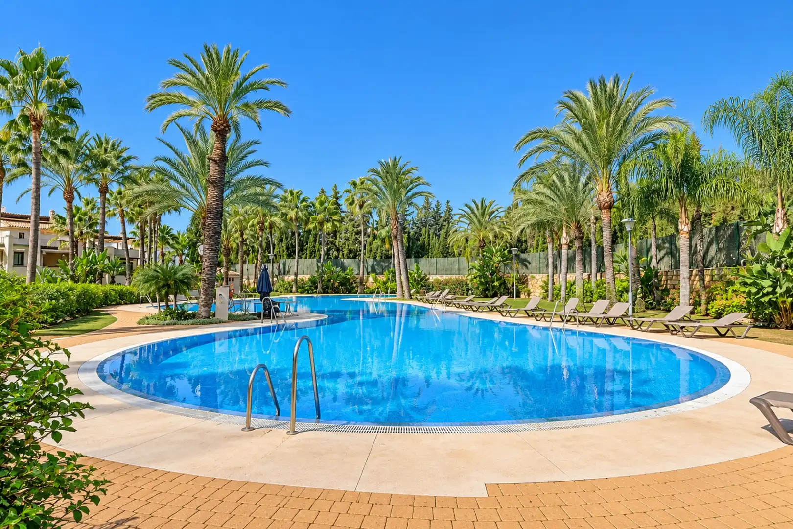 Schwimmbecken von Wohnungen zum Verkauf in Marbella mit Klimaanlage, Terrasse und Schwimmbad