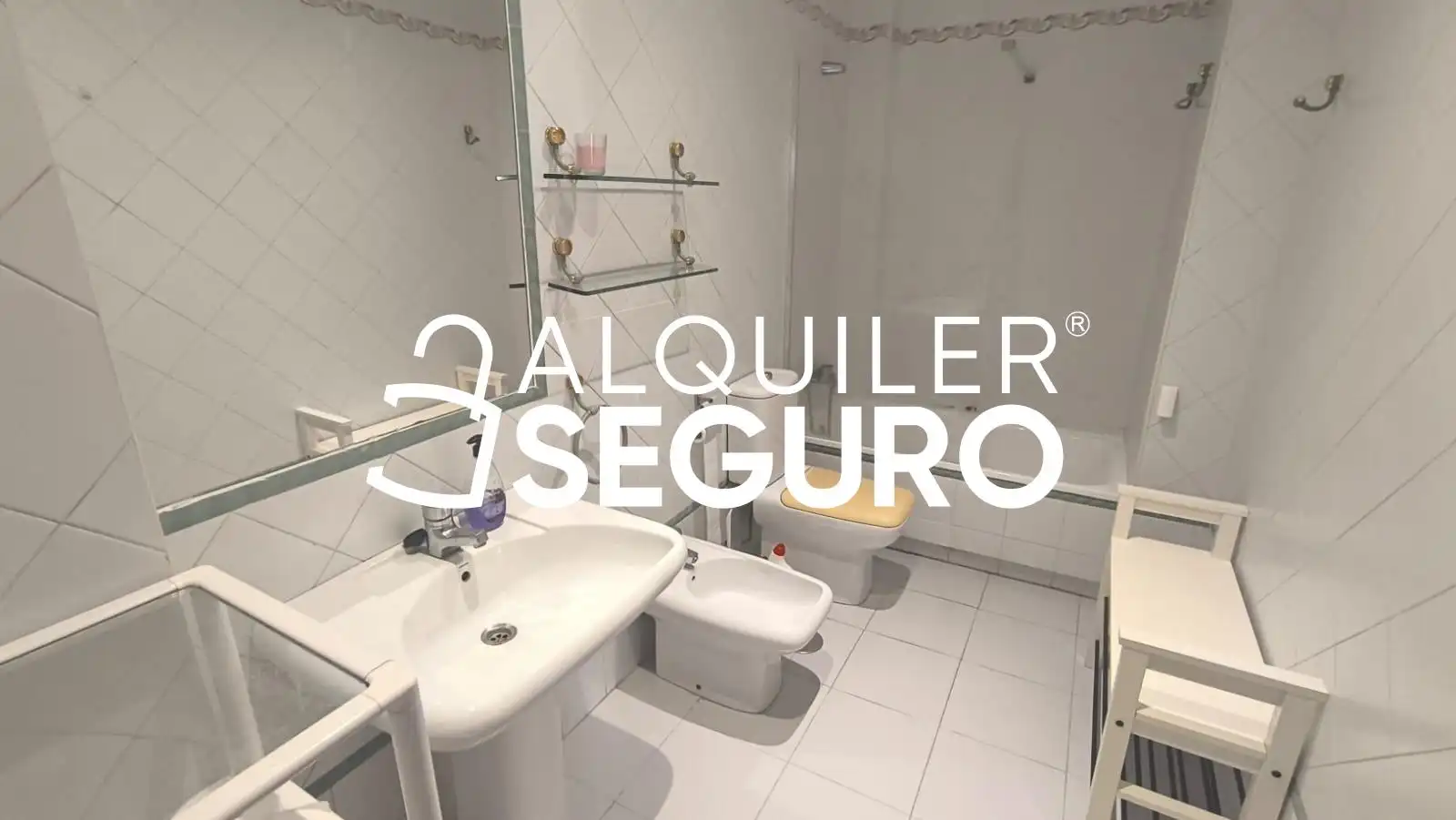 Bathroom of Flat for rent in Sevilla  with Air Conditioner and Furnished