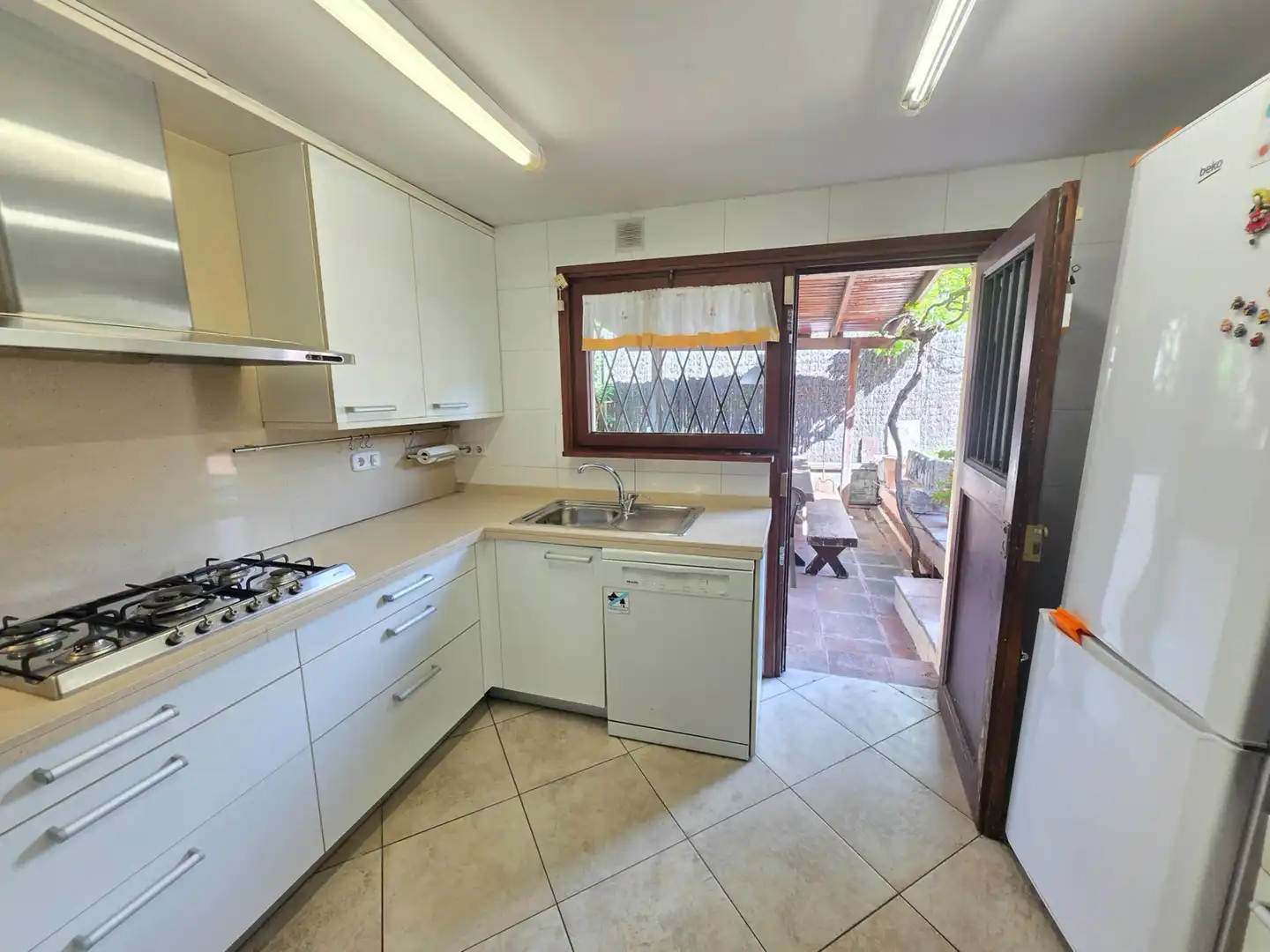 Cuina de Casa o xalet en venda en Sant Just Desvern amb Aire condicionat, Calefacció i Jardí privat