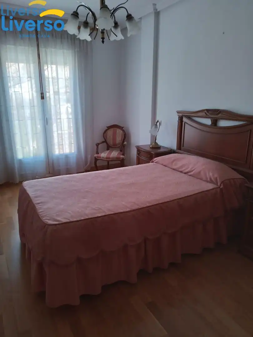 Schlafzimmer von Einfamilien-Reihenhaus zum Verkauf in Pradoluengo mit Heizung, Privatgarten und Parkett
