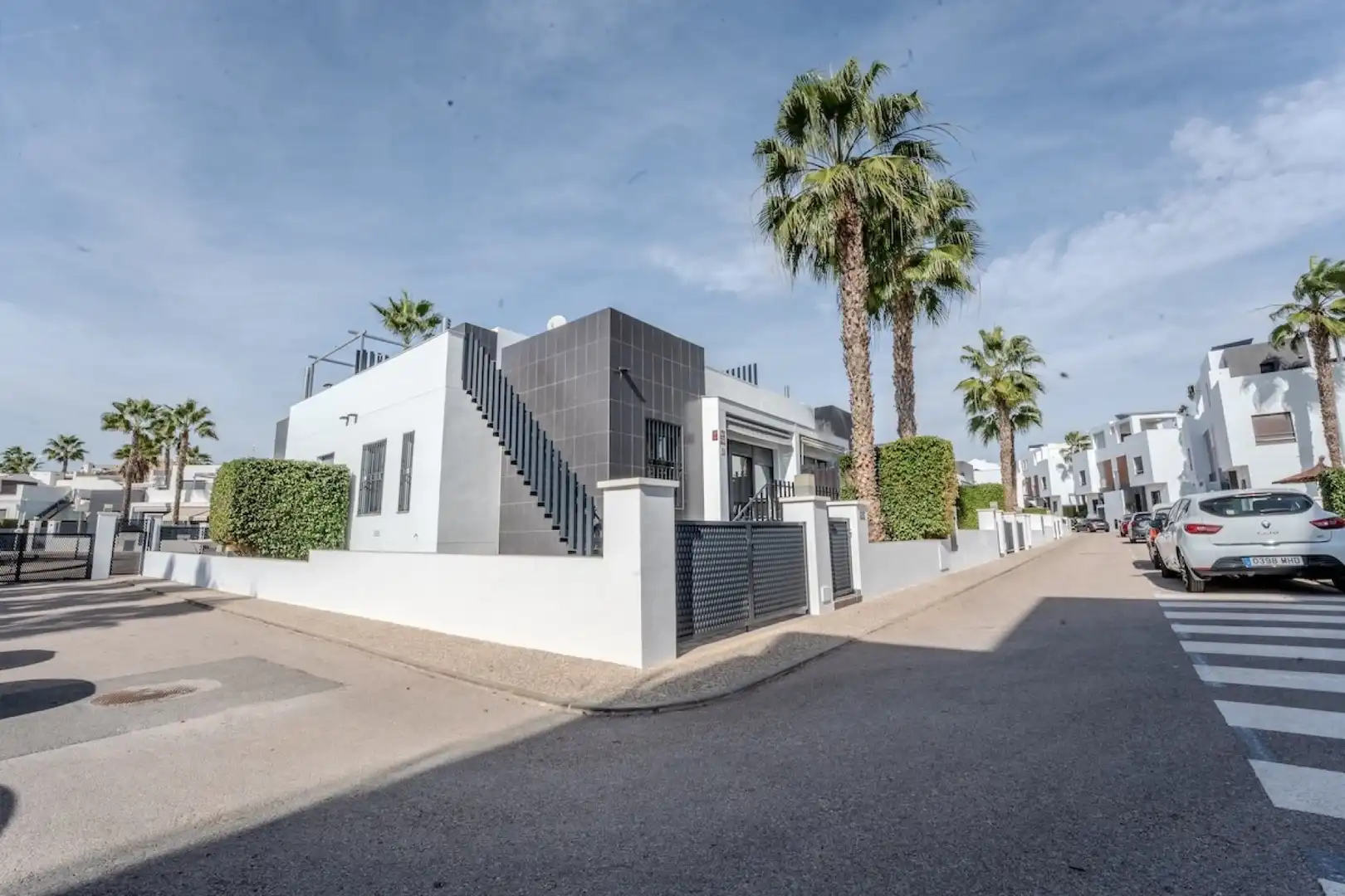 Vista exterior de Casa o xalet en venda en Orihuela amb Aire condicionat, Calefacció i Jardí privat