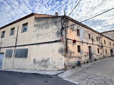 Gemischtgenutztes Gebäude zum Verkauf in Carrer de la Roca 18