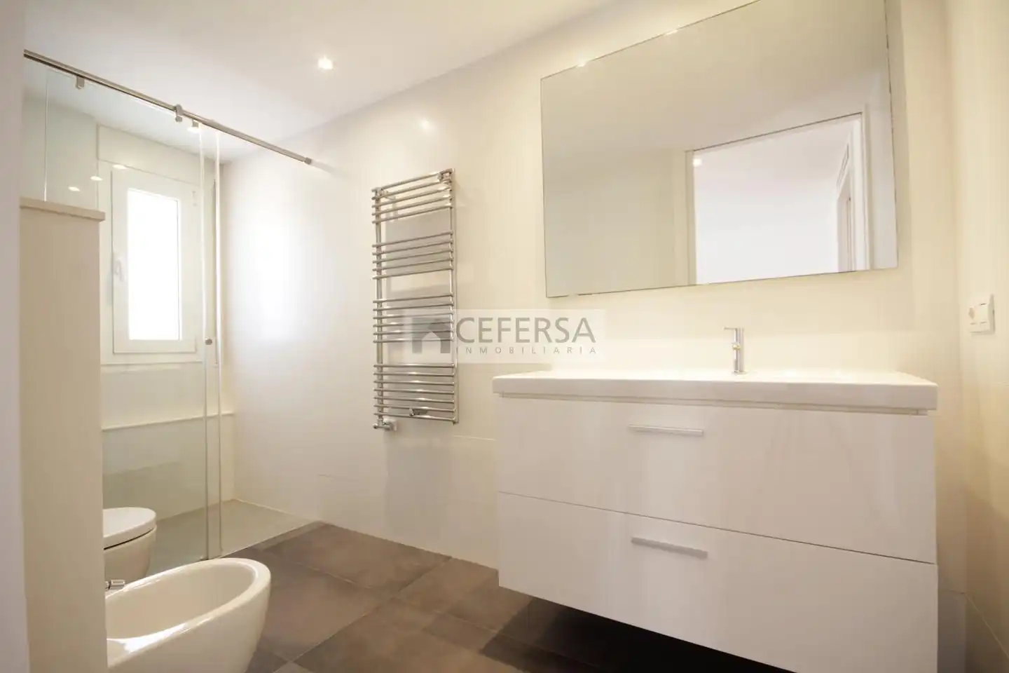 Badezimmer von Dachboden zur Miete in Barcelona mit Klimaanlage, Heizung und Parkett