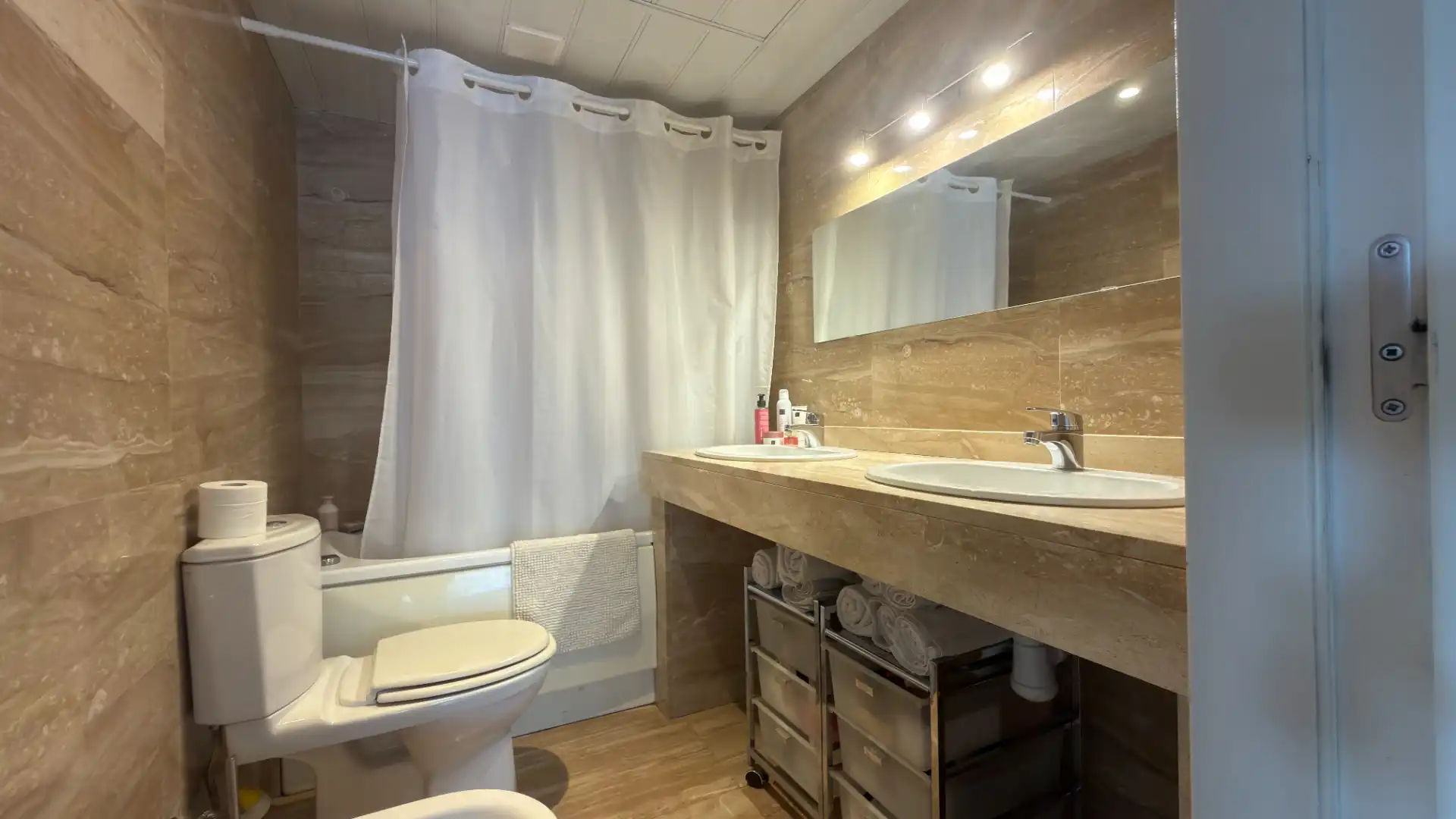 Bathroom of Flat for sale in Terrassa  with Air Conditioner, Heating and Parquet flooring